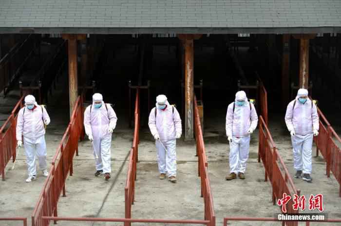 资料图:3月3日,复工后的河南洛阳老君山景区严格执行消杀防疫工作,并采取游客游览需进行实名登记,出入人员需测量体温等疫情防控措施。图为工作人员对索道等候区进行消毒。中新社记者 王中举 摄 总担心被感染怎么办?这份心理防“疫”指南请收好!