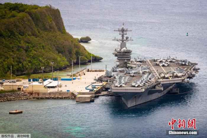 资料图:停泊在关岛海军基地的“罗斯福”号航母。 美海军:“罗斯福号”航母前舰长不会复职